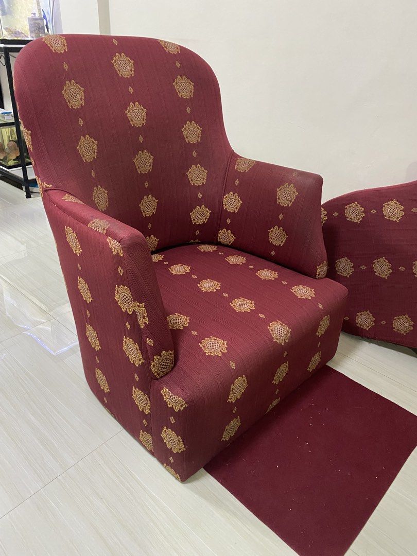 Maroon Patterned Armchair (Category: Chairs) located in Manila. Submitted by simple_ideas (Listing ID 1425189355, Image 2). Description: Used condition pero sobrang ayos pa at walang amoy. Walang butas. Maayos na maayos pa po..