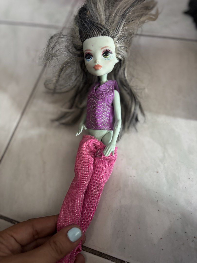 Monster High Frankie Stein Doll (Category: Figurines & Statues) located in Manila. Submitted by plussize530 (Listing ID 1425120602, Image 2). Description: .