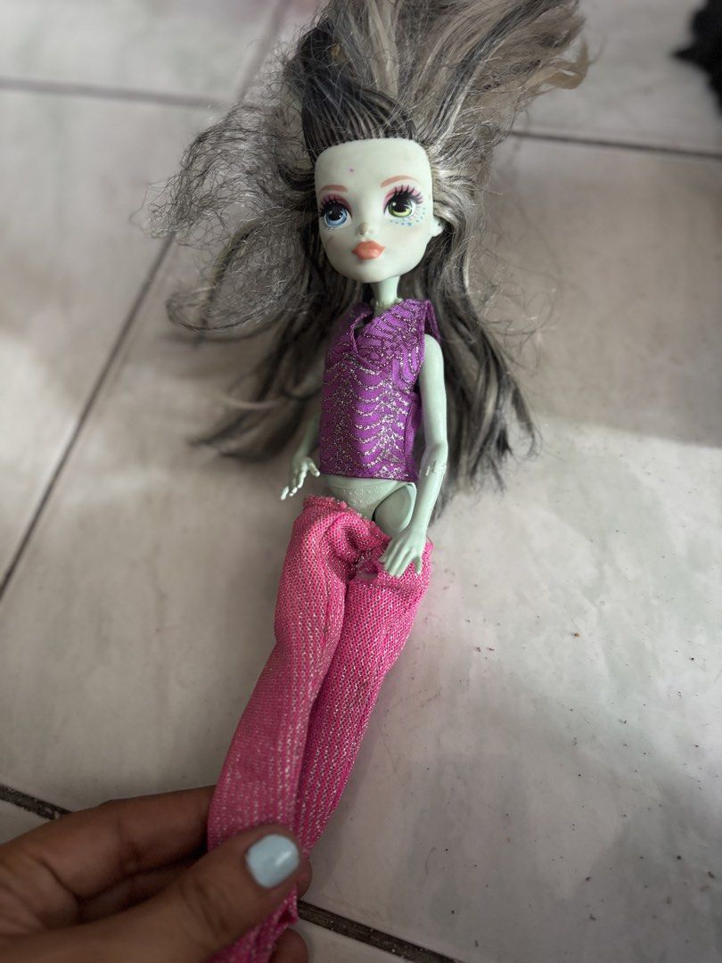 Monster High Frankie Stein Doll (Category: Figurines & Statues) located in Manila. Submitted by plussize530 (Listing ID 1425120602, Image 1). Description: .