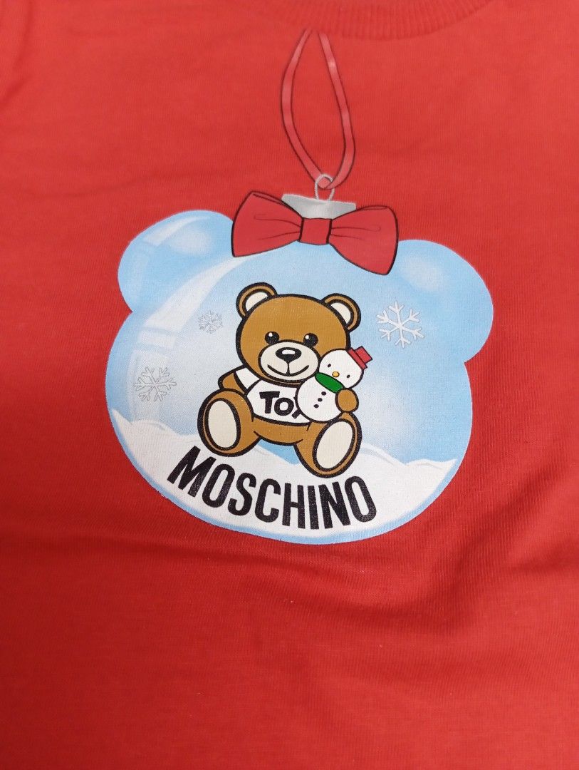 Moschino Red Long Sleeve Shirt (Category: Babies & Kids Fashion) located in Caloocan City. Submitted by SummersClozet (Listing ID 1425239638, Image 1). Description: 🩷Stretchable soft cotton material. 🩷May fit from 2-3 years, still depends on your child's body frame. 👉Cut tag. 👉With stain, pls see picture #6. 👉last pic serves as reference only. ❎No Return, No Exchange, No Refund. For fast transactions, ping me @ 0916-2524312.