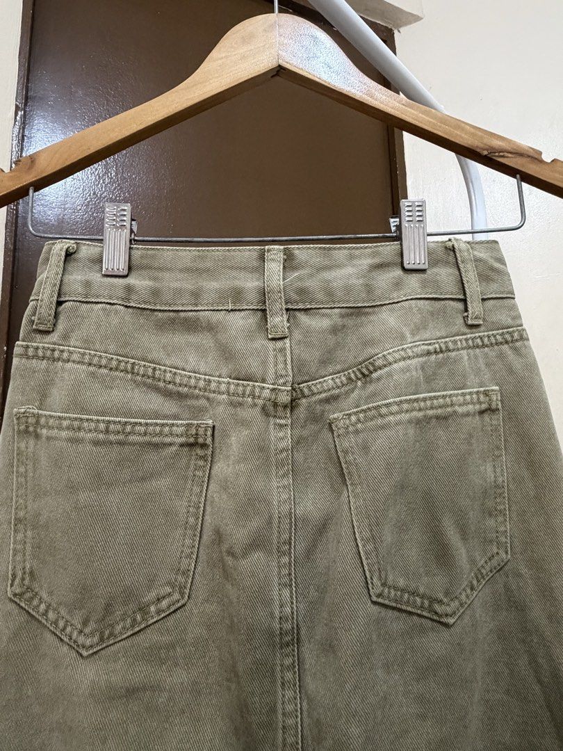 Mossy Brown Cargo Denim Skirt (Category: Skirts) located in Mandaluyong City. Submitted by shinyjim (Listing ID 1425218068, Image 3). Description: 🎀Mossy Brown Cargo Denim Skirt 🎀25-26 waist only, 32” length 🎀4th photo ww inspo.