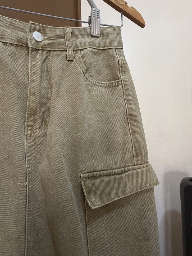 Mossy Brown Cargo Denim Skirt (Category: Skirts) located in Mandaluyong City. Submitted by shinyjim (Listing ID 1425218068, Image 2). Description: 🎀Mossy Brown Cargo Denim Skirt 🎀25-26 waist only, 32” length 🎀4th photo ww inspo.