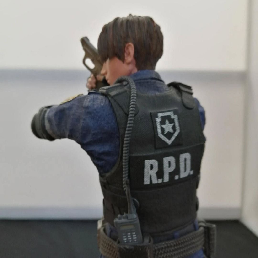 ORIGINAL Leon Kennedy STATUE Resident Evil 2 figure (Category: Figurines & Statues) located in Las Pinas. Submitted by aron.aron (Listing ID 1425132339, Image 2). Description: ORIGINAL young rookie 32cm Leon Kennedy STATUE Resident Evil 2 COLLECTORS EDITION figure Guaranteed Genuine, DOUBLE YOUR MONEY BACK! Capcom Japan Licensed Product, bought in the U.S. with box. Can be pick-up in LAS PINAS near City Hall/Book through LALAMOVE delivery Figure 