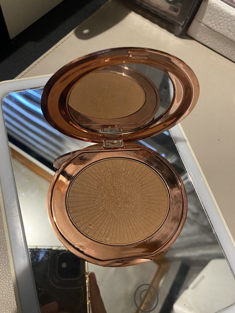 OXX Cosmetics Sparkling Rose Bronzer (Category: Makeup) located in Mandaluyong City. Submitted by hikariiee (Listing ID 1425245371, Image 2). Description: Original and lightly Used.