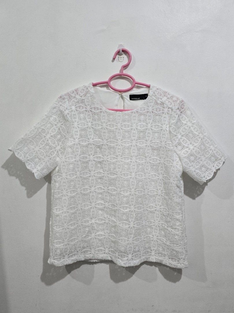 Paperdolls White Lace Top - Size S (Category: Blouses) located in Manila. Submitted by a.dr27 (Listing ID 1425181594, Image 1). Description: used once no issues rfs: not my size.