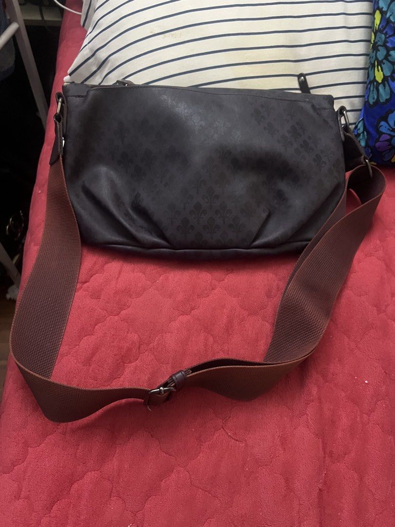 Patrick cox body Bag (Category: Luxury Bags & Wallets) located in Manila. Submitted by a57923722692 (Listing ID 1425081122, Image 3). Description: .