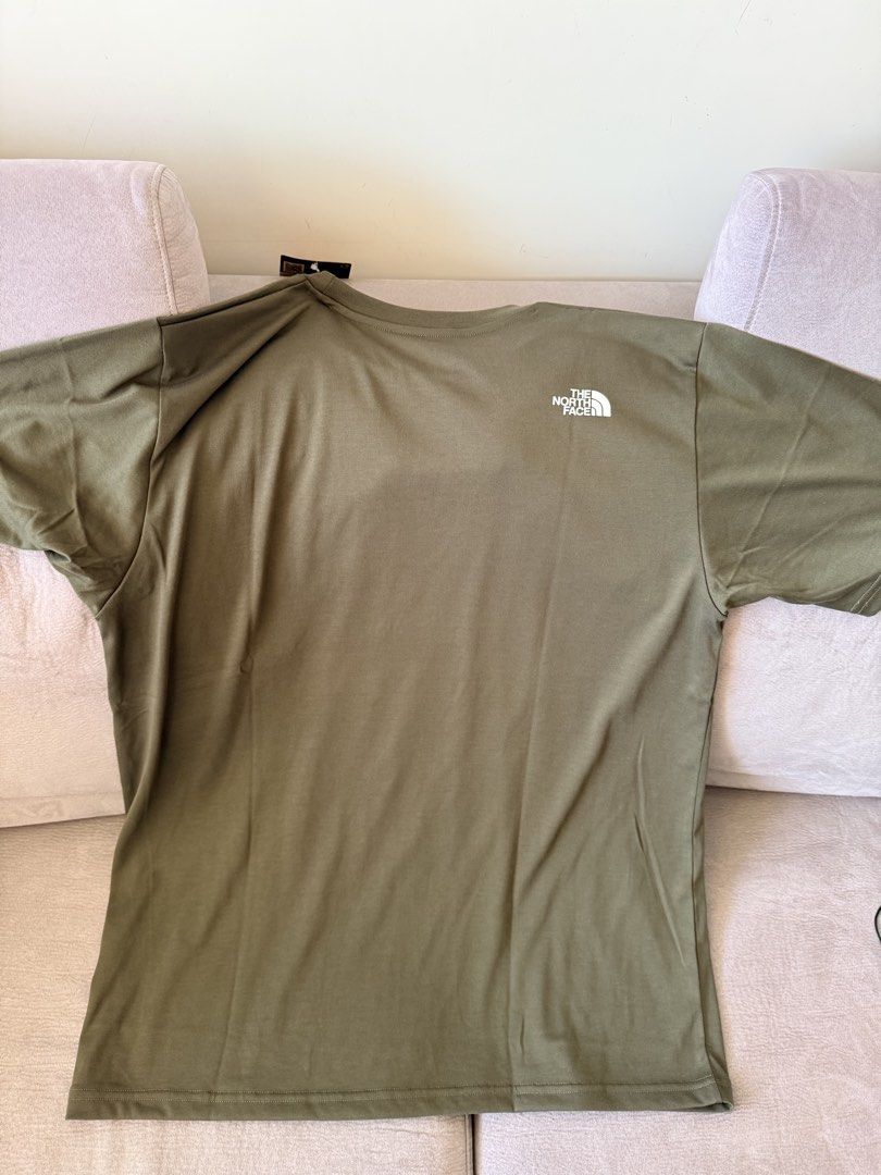 RARE* Gravity North Face Hakuba Limited edition tee. （分類：T-shirt、恤衫、有領衫）位於 Hong Kong。 由 billybillybillycantyousee 提交（商品編號 1425141055，圖片 3）。簡介： Limited edition (only in Hakuba) Olive green XXL brand new. Approx. measurements: Length: 29.5cm Chest: 22cm。