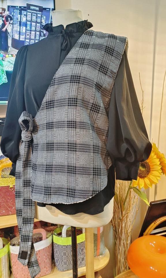[RENT/SALE] Designer Neil & Marter custom Half Bib Binakol (Category: Vests) located in Manila. Submitted by bas_and (Listing ID 1425136333, Image 2). Description: Posted price is Rent sale price is 4500 negotiable See photo for Rent instructions Fabric Binakol from Abra Fits M-L-XL.