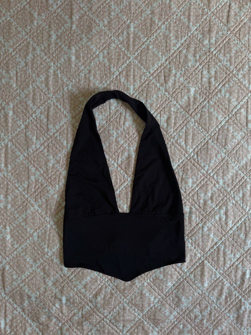 Shein Black Halter Top XS (Category: Sleeveless) located in Manila. Submitted by andreaaarut2 (Listing ID 1425155399, Image 3). Description: •Black halter top from Shein •deep V-neckline and a halter neck design. •Size XS, EU 34 •Perfect for a night out or a casual day look.