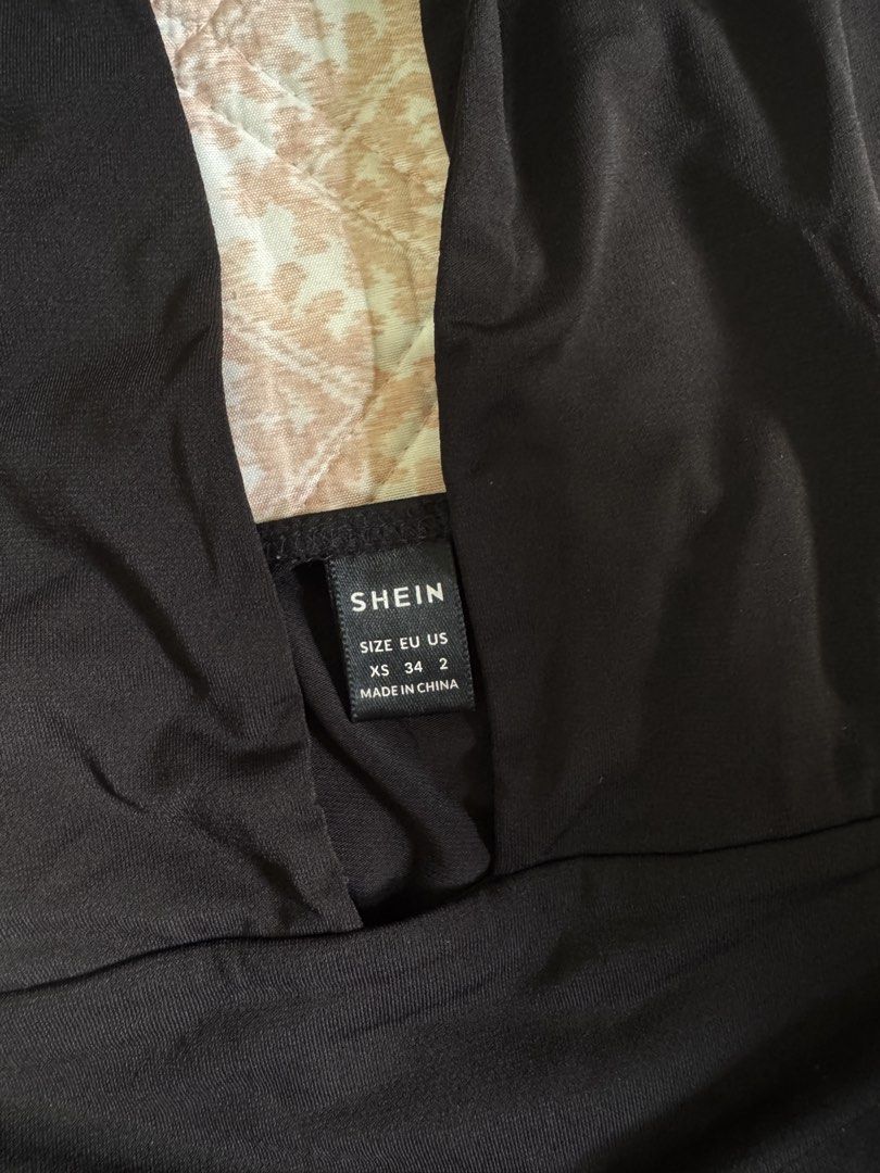 Shein Black Halter Top XS (Category: Sleeveless) located in Manila. Submitted by andreaaarut2 (Listing ID 1425155399, Image 2). Description: •Black halter top from Shein •deep V-neckline and a halter neck design. •Size XS, EU 34 •Perfect for a night out or a casual day look.