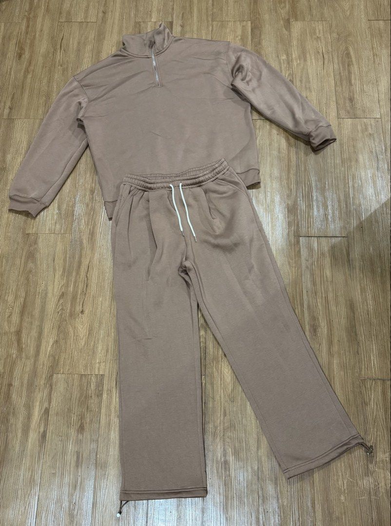 Sweatshirt and Sweatpants Set (Category: Sets & Coordinates) located in Taguig. Submitted by las0716 (Listing ID 1425105273, Image 1). Description: Buyer will shoulder shipping fee.