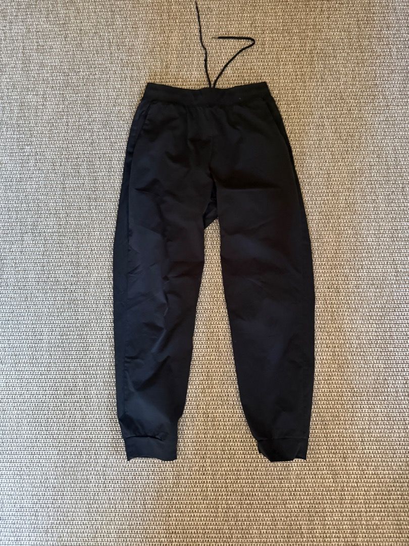 Uniqlo Airism Jogger Pants (Category: Other Bottoms) located in Muntinlupa City. Submitted by mlor77 (Listing ID 1425082507, Image 1). Description: Uniqlo Airism Jogger Pants Black Cropped Size M .