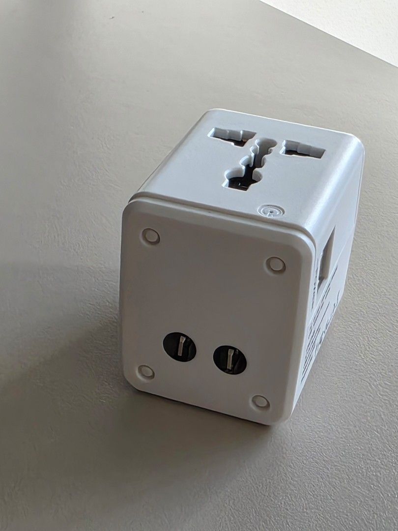 Universal Travel Adapter with USB Ports447802004912875524