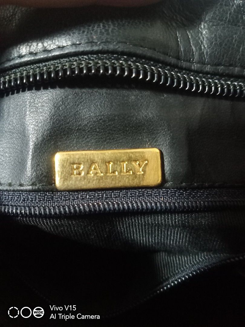 Vintage Bally (Category: Luxury Bags & Wallets) located in Tagum. Submitted by luxbagelyas (Listing ID 1425220534, Image 3). Description: small to med size long chain good condition faded hardware super tibay pa.