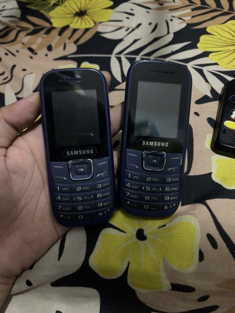 Vintage Broken Phone Set - 2 Samsung + 3 Nokia (Category: Early Generation Mobile Phones) located in San Juan, La Union. Submitted by declutteringog7 (Listing ID 1425180940, Image 3). Description: This set includes 5 feature phones: 2 Samsung E1205 units, 1 Nokia 5310 XpressMusic (with Mickey Mouse back cover), 1 Nokia 6610, and 1 classic Nokia 3310 variant—all sold as-is (no batteries, some with wear/tear) good for collectors .