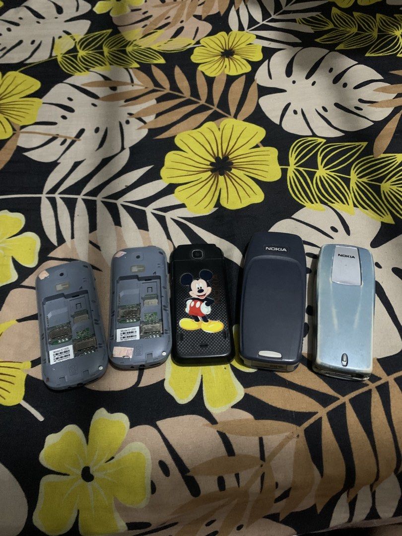 Vintage Broken Phone Set - 2 Samsung + 3 Nokia (Category: Early Generation Mobile Phones) located in San Juan, La Union. Submitted by declutteringog7 (Listing ID 1425180940, Image 2). Description: This set includes 5 feature phones: 2 Samsung E1205 units, 1 Nokia 5310 XpressMusic (with Mickey Mouse back cover), 1 Nokia 6610, and 1 classic Nokia 3310 variant—all sold as-is (no batteries, some with wear/tear) good for collectors .