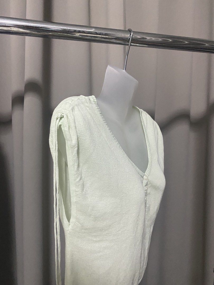 V-neck Green Sleeveless Top (Category: Sleeveless) located in Paranaque City. Submitted by solhyun (Listing ID 1425130092, Image 2). Description: ˗ˏˋ ♡ ˎˊ˗ ✩彡. ୨ৎ ₱100 ୨ৎ extra small - small ୨ৎ selling bc i cant style it huhu.
