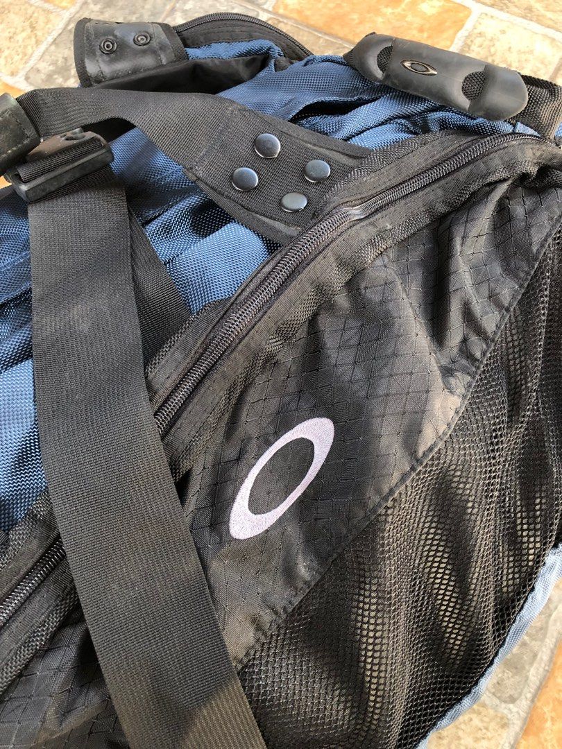 Vtg Oakley Icon 2.0 Duffle Bag (Category: Backpacks) located in Muntinlupa City. Submitted by afterclass_ph (Listing ID 1425130996, Image 1). Description: needs wash only.