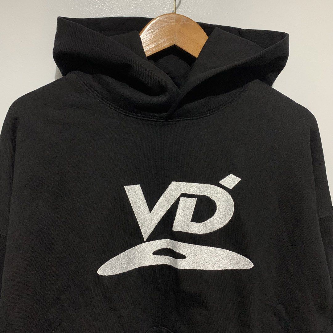 Vuja De VD Logo Oversized Hoodie (Category: Coats, Jackets and Outerwear) located in Quezon. Submitted by 4301Garms (Listing ID 1425232583, Image 3). Description: Vuja De VD Logo Oversized Hoodie Size F Width 25" Length 25" Shoulder 27.5" Sleeve 28" Excellent condition 3000.