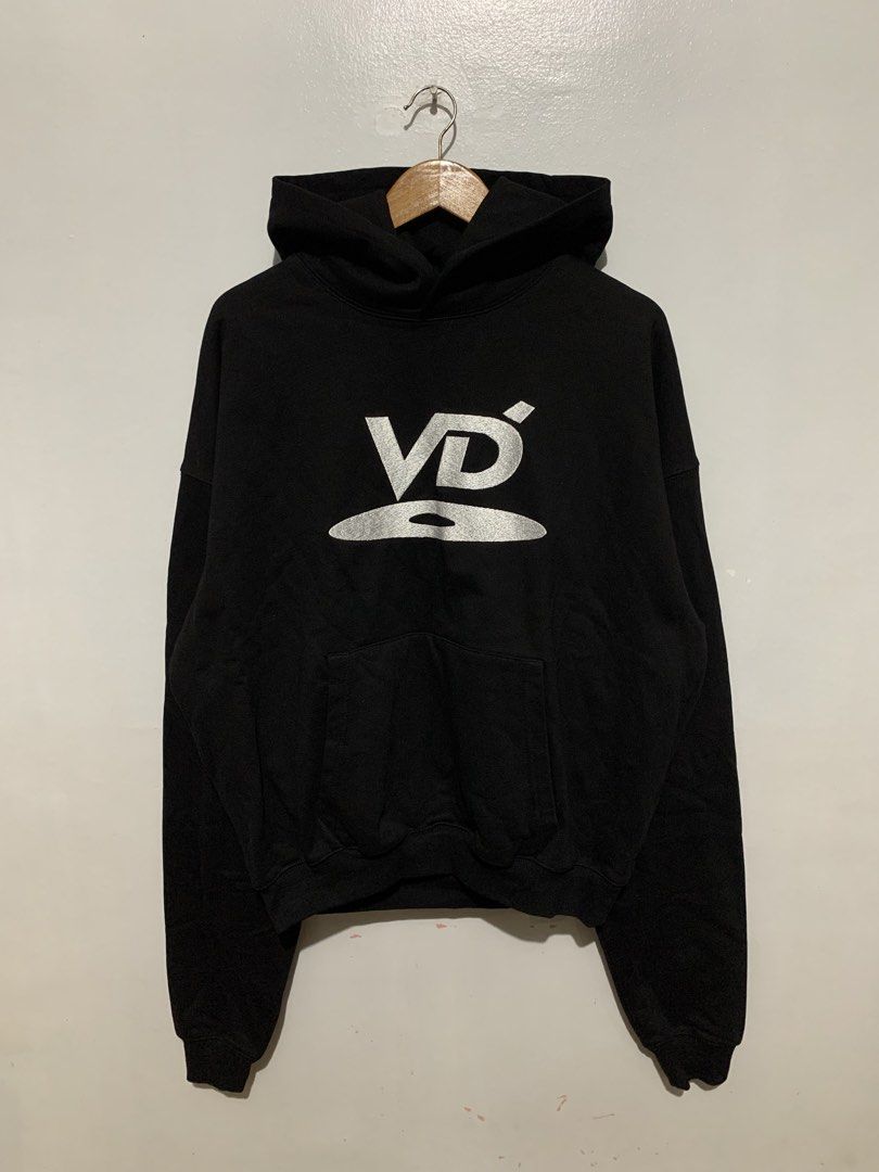 Vuja De VD Logo Oversized Hoodie (Category: Coats, Jackets and Outerwear) located in Quezon. Submitted by 4301Garms (Listing ID 1425232583, Image 1). Description: Vuja De VD Logo Oversized Hoodie Size F Width 25" Length 25" Shoulder 27.5" Sleeve 28" Excellent condition 3000.
