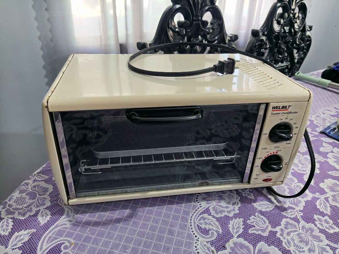 Welbilt Toaster Oven/Broiler (Category: Ovens & Toasters) located in Lumban. Submitted by navegante69k (Listing ID 1425064752, Image 1). Description: FOR SALE: Welbilt Toaster Oven/Broiler. ‎ ‎Perfect for toasting bread, heating leftovers, or small baking tasks. Very reliable and heats up quickly. ‎ ‎Condition: ‎Performance: 10/10 (Gumagana lahat, mabilis uminit, no issues sa dials). ‎Interior: 9/10 - Clean (Maayos ang loob, walang sebo o sunog n
