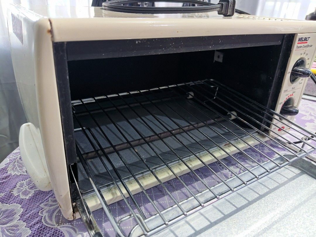 Welbilt Toaster Oven/Broiler (Category: Ovens & Toasters) located in Lumban. Submitted by navegante69k (Listing ID 1425064752, Image 3). Description: FOR SALE: Welbilt Toaster Oven/Broiler. ‎ ‎Perfect for toasting bread, heating leftovers, or small baking tasks. Very reliable and heats up quickly. ‎ ‎Condition: ‎Performance: 10/10 (Gumagana lahat, mabilis uminit, no issues sa dials). ‎Interior: 9/10 - Clean (Maayos ang loob, walang sebo o sunog n