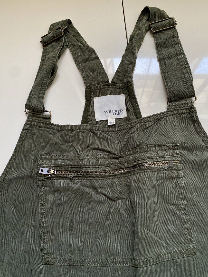 Wilfred Free Olive Green Overalls (Category: Jumpsuits) located in Tabaco. Submitted by byvinxent (Listing ID 1425203295, Image 3). Description: Best for 5’3- 5’6 woman W - 19 L - 50 Leghole - 6.5 Issue: minimal stain at the back, sign of usage.