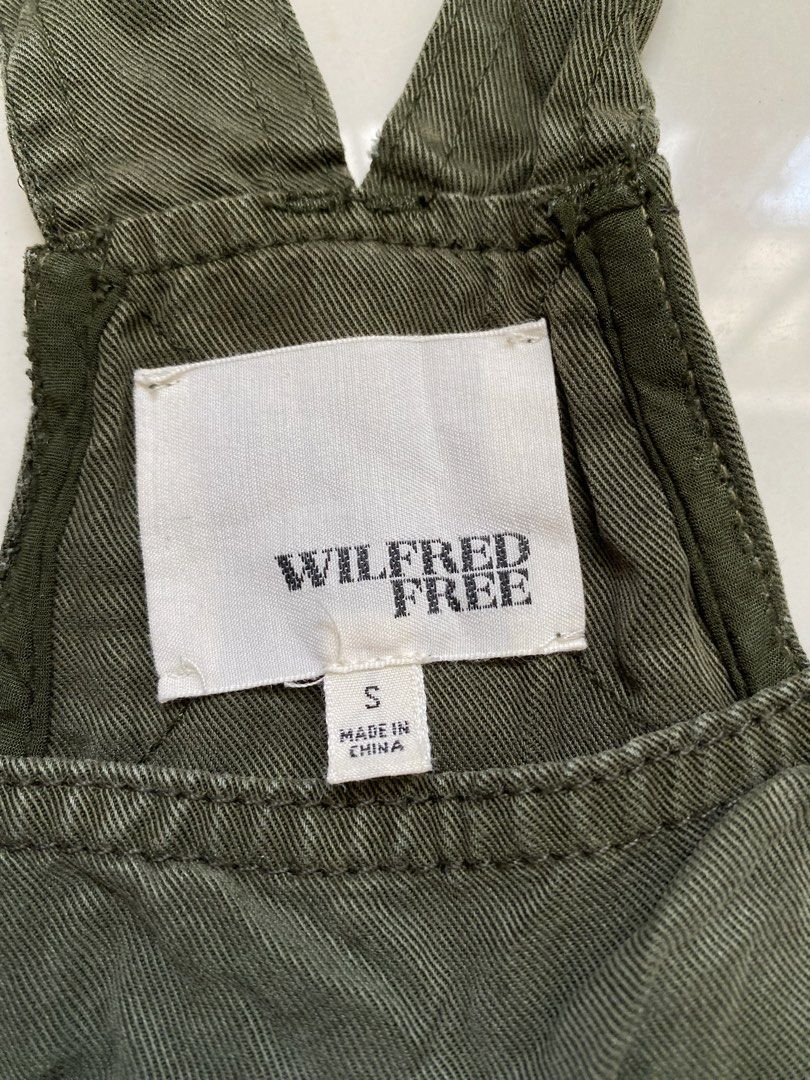 Wilfred Free Olive Green Overalls (Category: Jumpsuits) located in Tabaco. Submitted by byvinxent (Listing ID 1425203295, Image 2). Description: Best for 5’3- 5’6 woman W - 19 L - 50 Leghole - 6.5 Issue: minimal stain at the back, sign of usage.