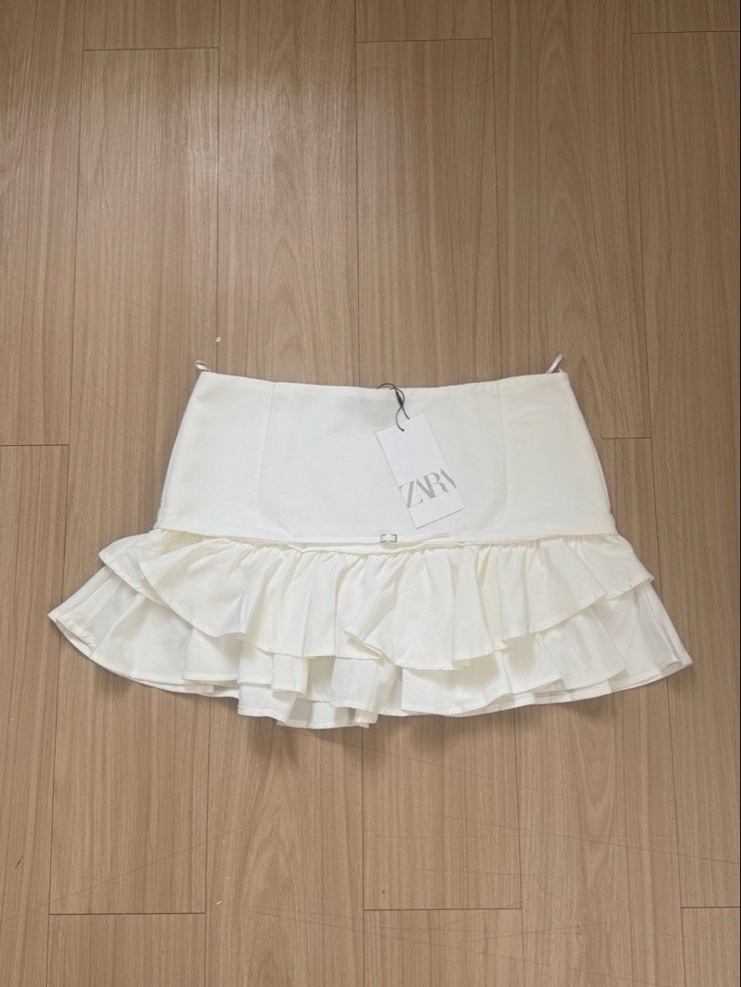 Zara Frilled Mini Skirt - Ecru (M) (Category: Skirts) located in Manila. Submitted by eloi25_ (Listing ID 1425104766, Image 1). Description: - Zara Frilled Mini Skirt - Size: M - Color: Ecru - Brand new with tag - Bought for 2395.