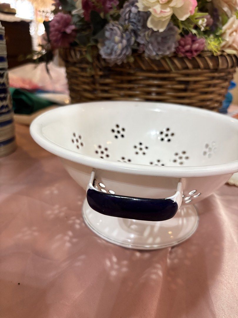 9”Vintage White Enamel Colander (Category: Other Kitchenware & Tableware) located in Dipolog. Submitted by playmatesfriend.ph (Listing ID 1425323041, Image 2). Description: .