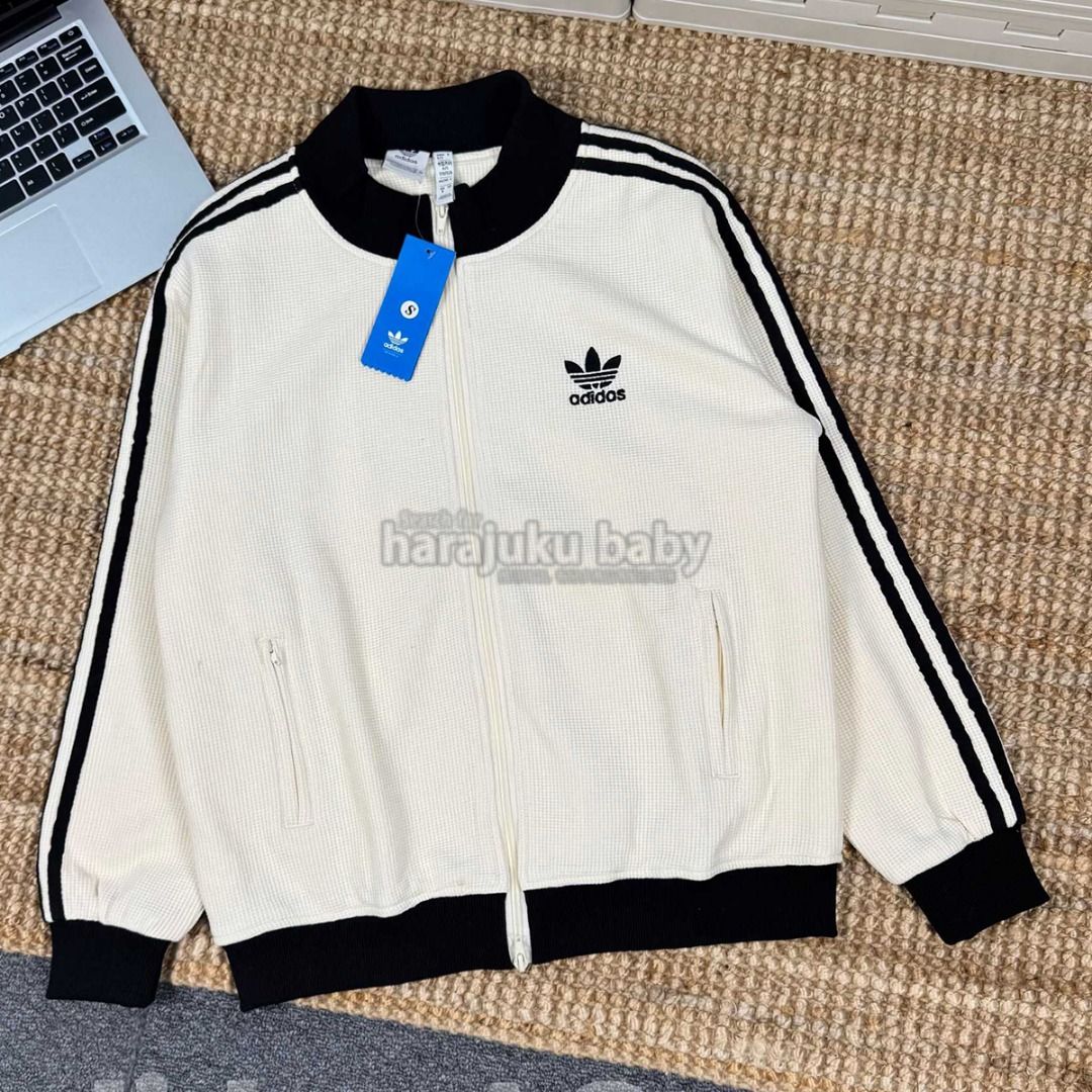 Adidas Originals Jacket 三道槓拼色外套 復古運動風拼色百搭休閒 外套 外褸 （分類：外套及戶外衣服）位於 Hong Kong。 由 harajuku_baby 提交（商品編號 1425360466，圖片 2）。簡介： -顏色：黑色 / 米色 -尺碼：S - XL 尺碼 | 衣長 | 肩寬 | 胸圍 | 推薦尺碼 S | 64 | 45 | 114 | 60kg 內 M | 66 | 46 | 118 | 70kg 內 L | 68 | 47 | 122 | 80kg 內 XL | 70 | 48 | 126 | 90kg 內 面料：高質華夫格面料，立體紋理設計，質感厚實但透氣，日常穿搭舒適。 細節：刺繡三葉草Logo設計，三道槓拼色元素，街頭感滿滿，男女都可以輕鬆搭配。 做工：細節位處理整齊，剪裁俐落，拼接與縫線工整，整體版型挺身有型。 尺寸資訊｜Size Info📏 （cm 單位 / Measurements in cm） ※ 人手量度 ±2–3cm 誤差屬正
