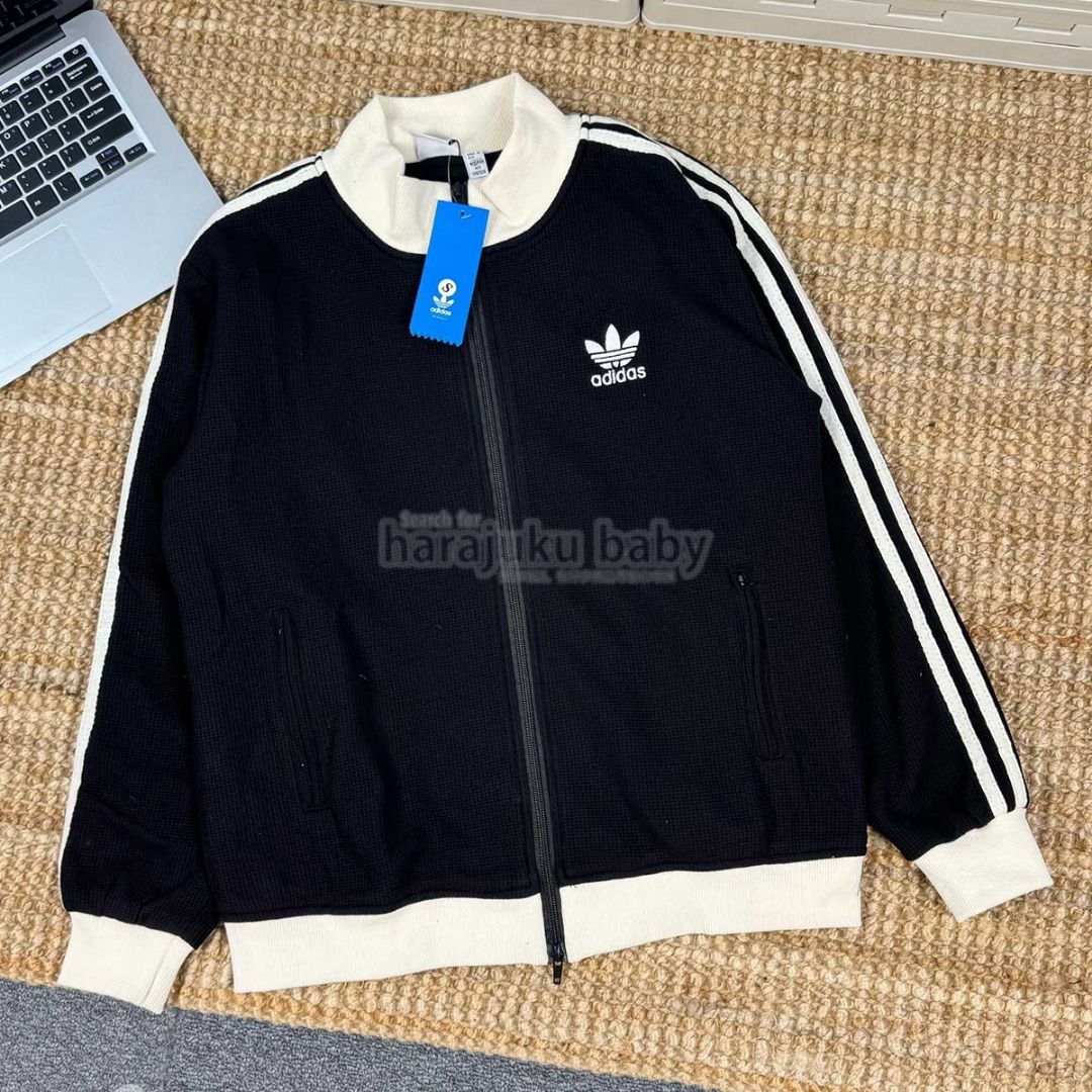 Adidas Originals Jacket 三道槓拼色外套 復古運動風拼色百搭休閒 外套 外褸 （分類：外套及戶外衣服）位於 Hong Kong。 由 harajuku_baby 提交（商品編號 1425360466，圖片 3）。簡介： -顏色：黑色 / 米色 -尺碼：S - XL 尺碼 | 衣長 | 肩寬 | 胸圍 | 推薦尺碼 S | 64 | 45 | 114 | 60kg 內 M | 66 | 46 | 118 | 70kg 內 L | 68 | 47 | 122 | 80kg 內 XL | 70 | 48 | 126 | 90kg 內 面料：高質華夫格面料，立體紋理設計，質感厚實但透氣，日常穿搭舒適。 細節：刺繡三葉草Logo設計，三道槓拼色元素，街頭感滿滿，男女都可以輕鬆搭配。 做工：細節位處理整齊，剪裁俐落，拼接與縫線工整，整體版型挺身有型。 尺寸資訊｜Size Info📏 （cm 單位 / Measurements in cm） ※ 人手量度 ±2–3cm 誤差屬正