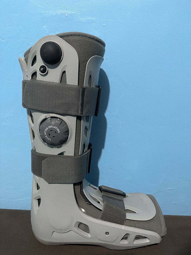AirCast Walker Boot Medium (Category: Braces, Support & Protection) located in Paranaque City. Submitted by esprit23 (Listing ID 1425344603, Image 2). Description: AirCast Walker Boot in medium size. Features adjustable straps for a secure fit and an air inflation system for added comfort and support. The boot is designed to immobilize the foot and ankle. It has a rocker sole for natural walking. The boot is gray in color. Bought for 18,000 in St