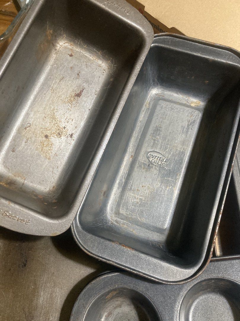 Assorted Baking Pans (Category: Bakeware) located in Antipolo. Submitted by ibskikayshop (Listing ID 1425438853, Image 2). Description: Set includes various baking pans: 2 loaf pans, 6 & 12 muffin tins, and 2 rectangular baking sheets for cookies. They are suitable for baking cakes, muffins, and other treats. The set offers a variety of sizes and shapes for different baking needs..
