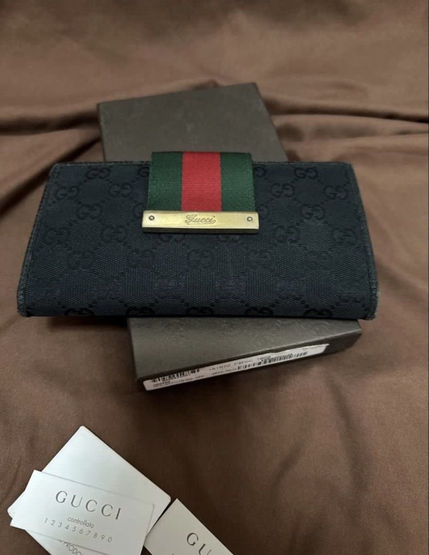 Authentic GUCCI BiFold Wallet (Category: Luxury Bags & Wallets) located in Cavite. Submitted by trendydotnet (Listing ID 1425257992, Image 2). Description: READ BELOW! SWIPE➡️ PHOTO DETAILS 🔍ITEM GUARANTEED 💯% AUTHENTIC Authentic GUCCI Bifold Wallet With Box and Card Only - 14 Card Slots - Visible Hairlines in gold hardware - No cracks/tear in the leather part (Inside) - Signs of usage as commonly seen in preloved items. - Has a small dark stai