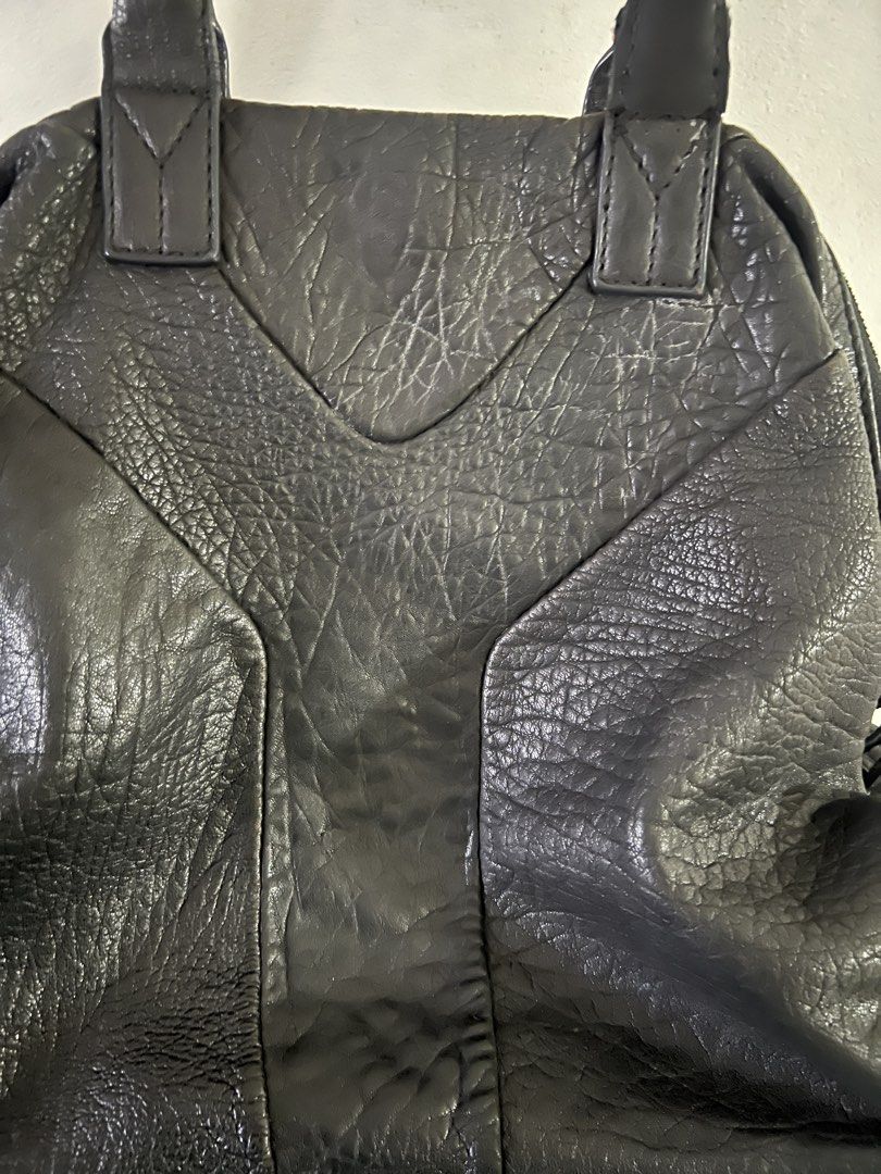 Authentic Yves Saint Laurent Easy Bag (Category: Luxury Bags & Wallets) located in Paranaque City. Submitted by CandyCloset (Listing ID 1425334760, Image 1). Description: Authentic Pre loved No Cert Minor flaws (handle) see detailed photos for issues Top handle bag / Shoulder bag Negotiable .