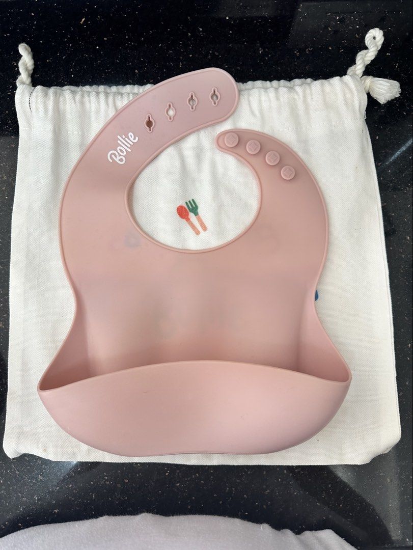 Bollie Baby Feeding Set (Category: Weaning & Toddler Feeding) located in Los Banos. Submitted by j.d.s. (Listing ID 1425310032, Image 2). Description: Bollie Baby feeding set includes a divided plate with a lid, a bowl, a bib, and a spoon and fork set. The set comes with a drawstring bag for storage. All items are in a soft pink color. The bib has a pocket to catch food..