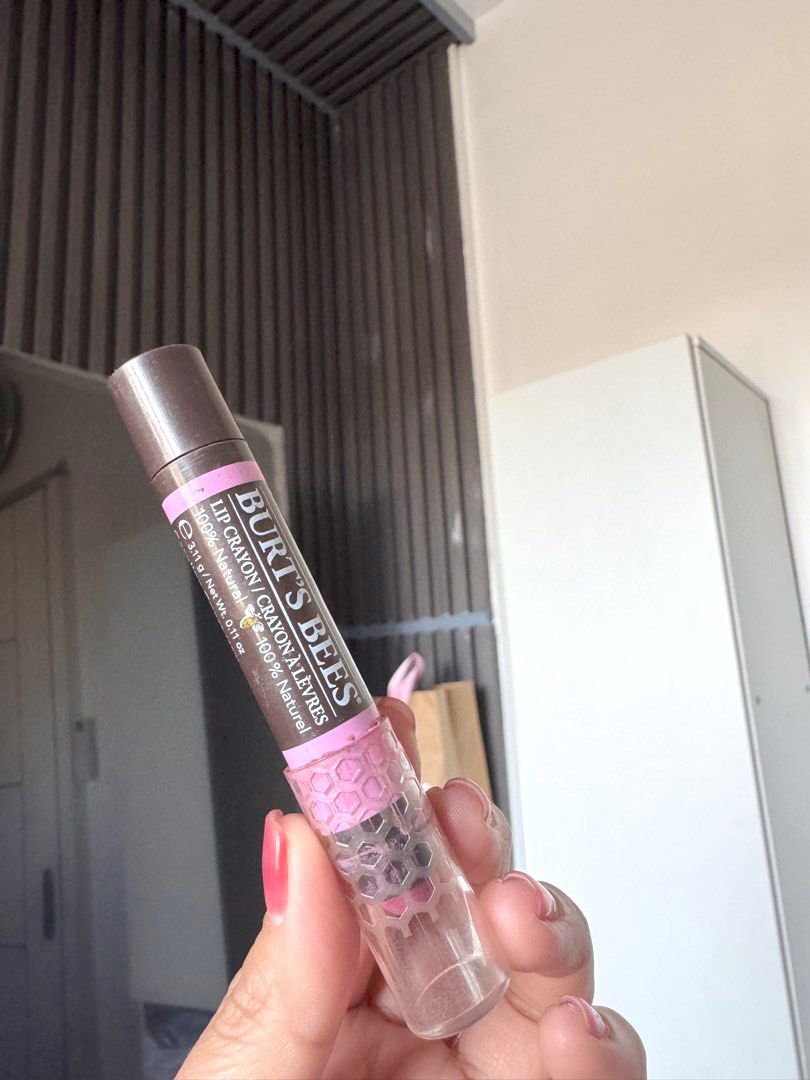 Burt's Bees Lip Crayon (Category: Makeup) located in Muntinlupa City. Submitted by Tins_preloved (Listing ID 1425327434, Image 2). Description: Lightly used mga sis. Rfs: Too many make up. .