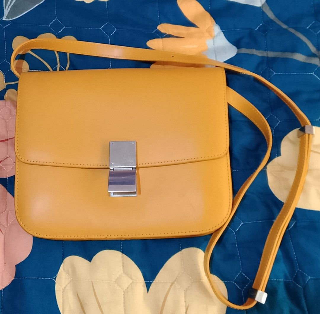 Celine classic box bag (Category: Luxury Bags & Wallets) located in Roxas City. Submitted by tabot (Listing ID 1425341693, Image 1). Description: -ukay2x source -clean inside and out -multiple compartments -medium size -has some minor sign of usage, see last 2 photos .