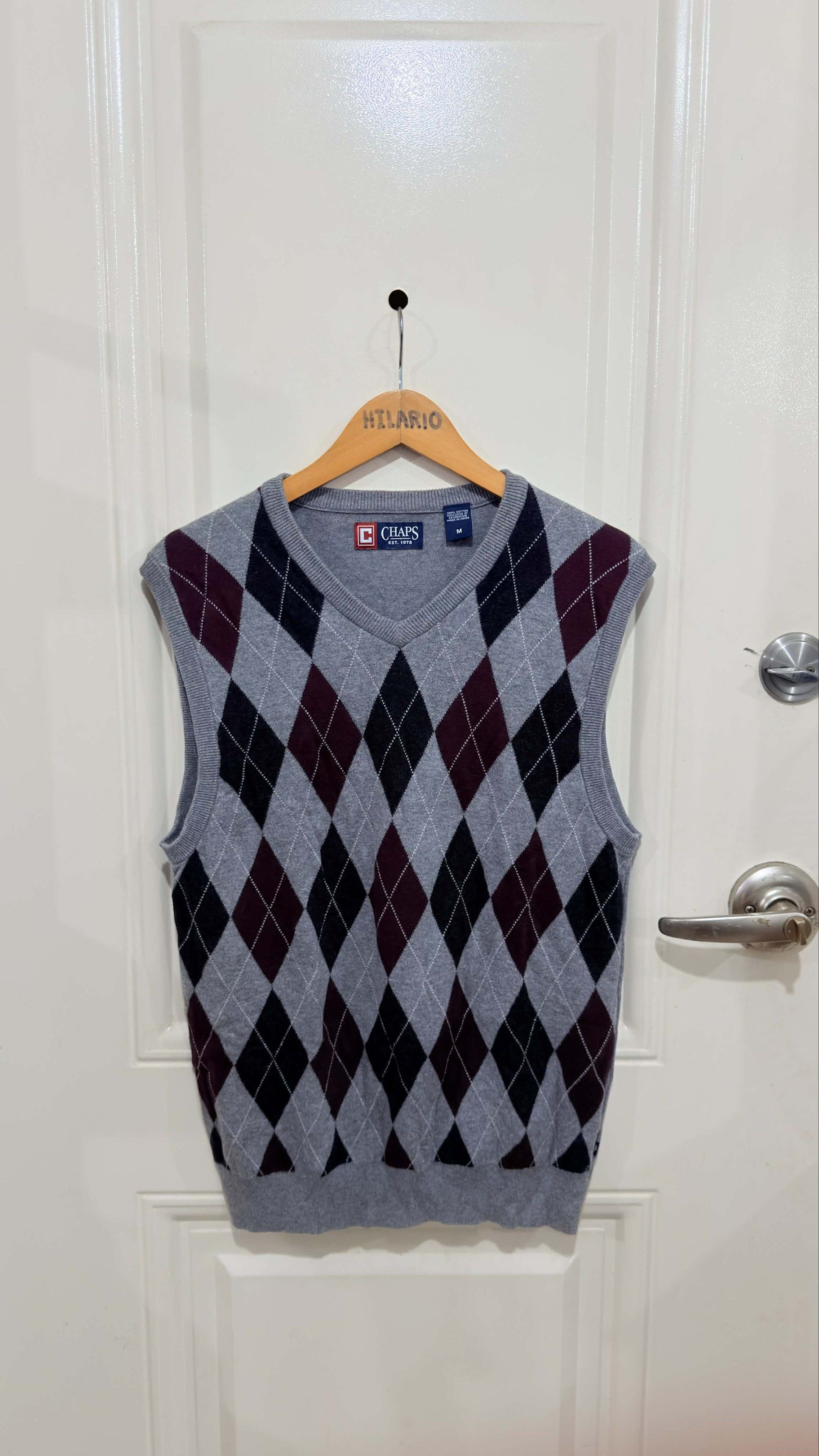 Chaps Argyle Vest (Category: Vests) located in San Pedro. Submitted by _eyamarieii (Listing ID 1425424934, Image 1). Description: Chaps Knitted Vest Excellent condition Color rate 9.5/10 No issue Size Medium ontag Width 19 Length 26.5 • 250+sf.