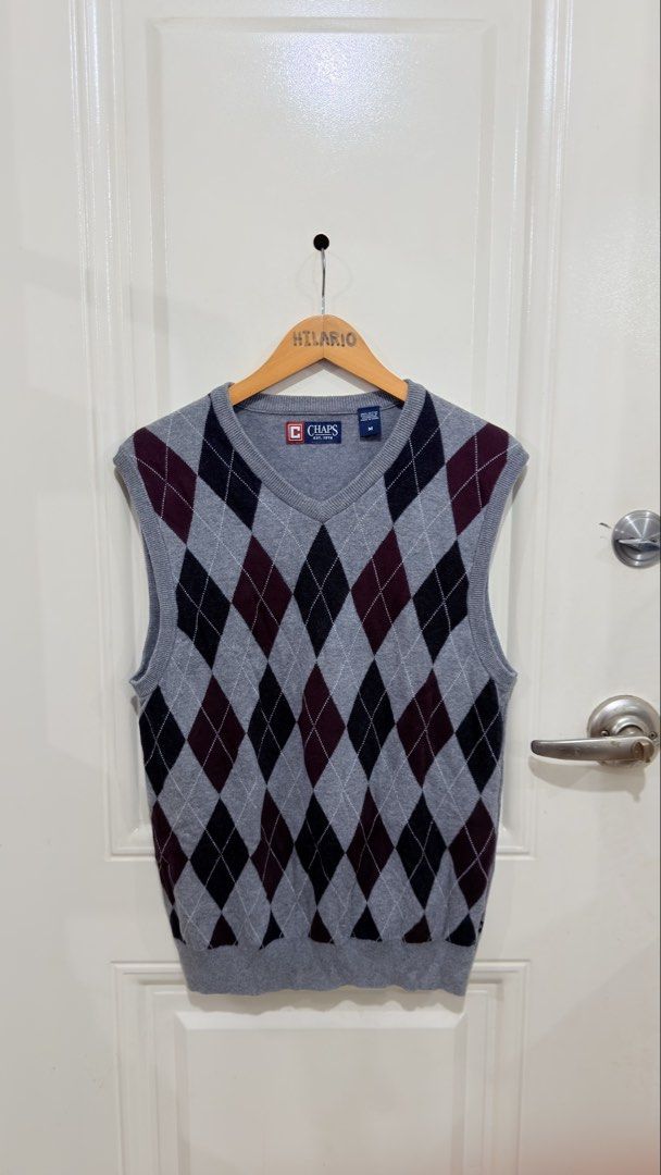 Chaps Argyle V-Neck Vest (Category: Vests) located in San Pedro. Submitted by hilari0s-thrift (Listing ID 1425413329, Image 1). Description: Chaps Knitted Vest Excellent condition Color rate 9.5/10 No issue Size Medium ontag Width 19 Length 26.5 • 250+df.