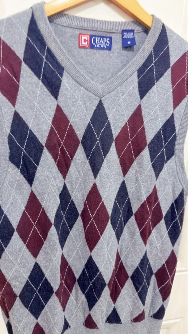 Chaps Argyle V-Neck Vest (Category: Vests) located in San Pedro. Submitted by hilari0s-thrift (Listing ID 1425413329, Image 3). Description: Chaps Knitted Vest Excellent condition Color rate 9.5/10 No issue Size Medium ontag Width 19 Length 26.5 • 250+df.