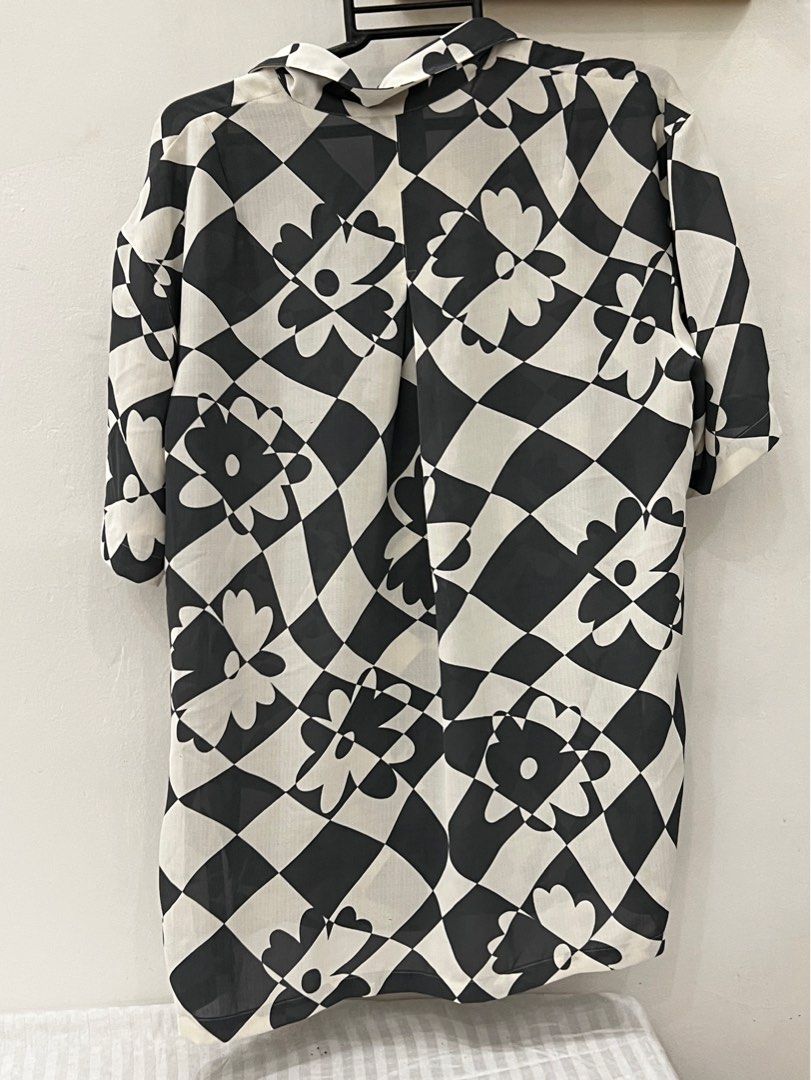 Checkered Black and White Polo (Category: Tshirts & Polo Shirts ) located in Quezon City. Submitted by sumtuffstuff (Listing ID 1425428398, Image 3). Description: Checkered BnW Polo Shirt Fits M Used.