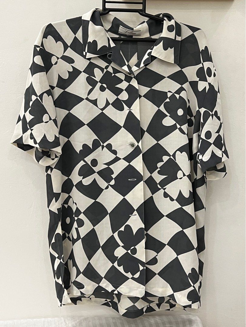 Checkered Black and White Polo (Category: Tshirts & Polo Shirts ) located in Quezon City. Submitted by sumtuffstuff (Listing ID 1425428398, Image 1). Description: Checkered BnW Polo Shirt Fits M Used.