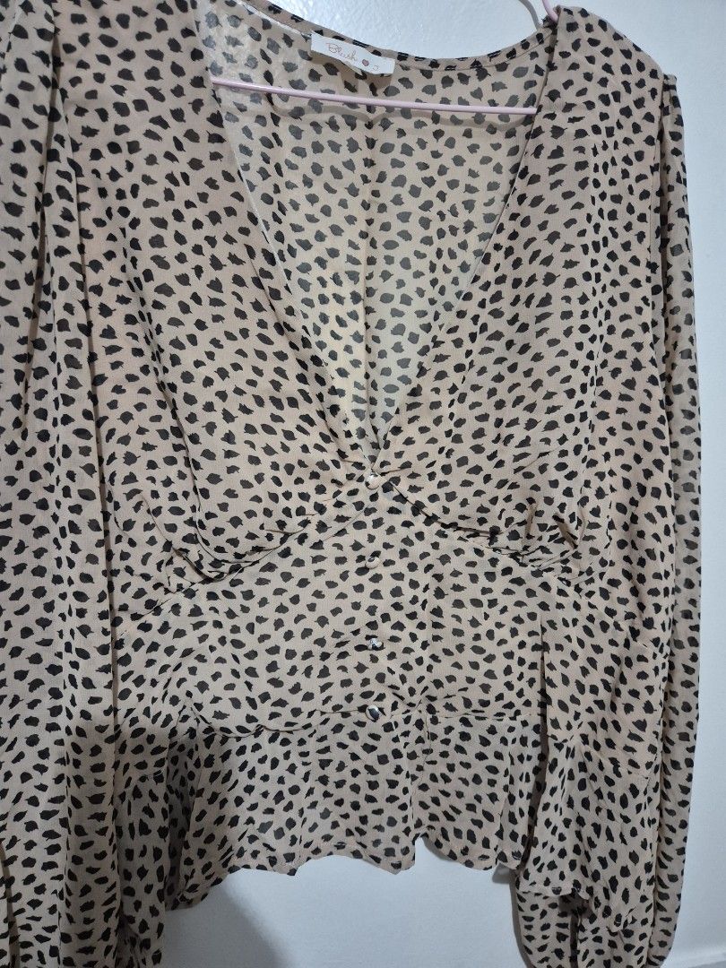 Cheetah Print Blouse (Category: Blouses) located in Quezon City. Submitted by conchicken (Listing ID 1425422282, Image 2). Description: never worn large xl.