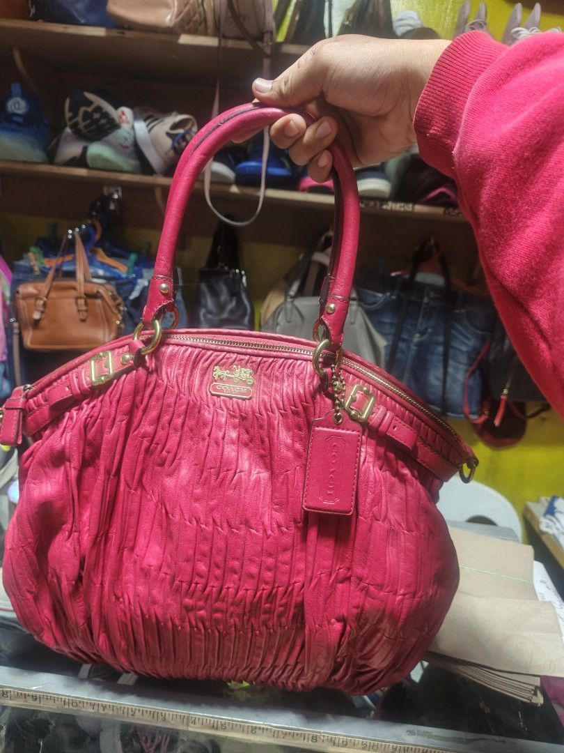 Coach Madison Gathered Leather (Category: Luxury Bags & Wallets) located in Agoo. Submitted by fitzmatic15 (Listing ID 1425262979, Image 2). Description: Coach Madison Gathered Leather Excellent condition napakasolid 🔥 legit 100%.
