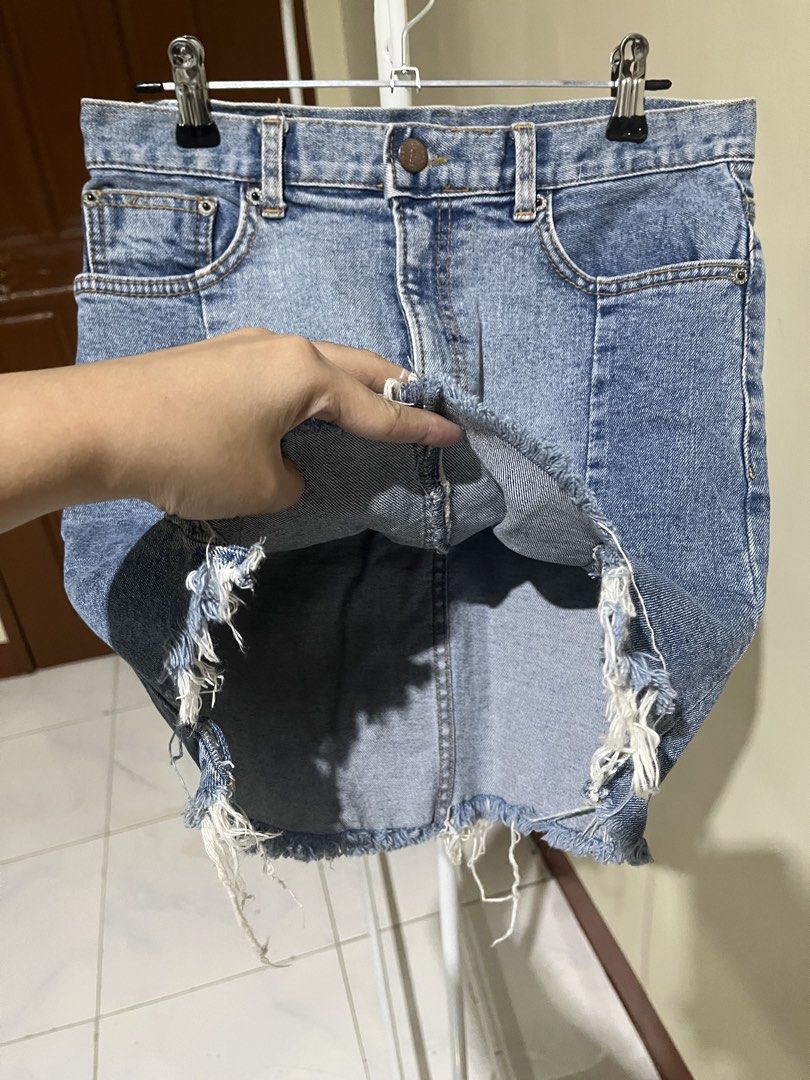 Denim Skirt (Category: Skirts) located in Manila. Submitted by msmarison (Listing ID 1425379659, Image 2). Description: 🌷 Decluttering 🌷 Denim Skirt • Size: 25–26 • Length: 14 inches 📍 Location: Lipa, Batangas 📦 Shipping: Available via J&T Express Note: Personally used; most items were worn only once or twice. 💌 Interested? Send me a DM here or on IG: @msmarison (black top profile)..