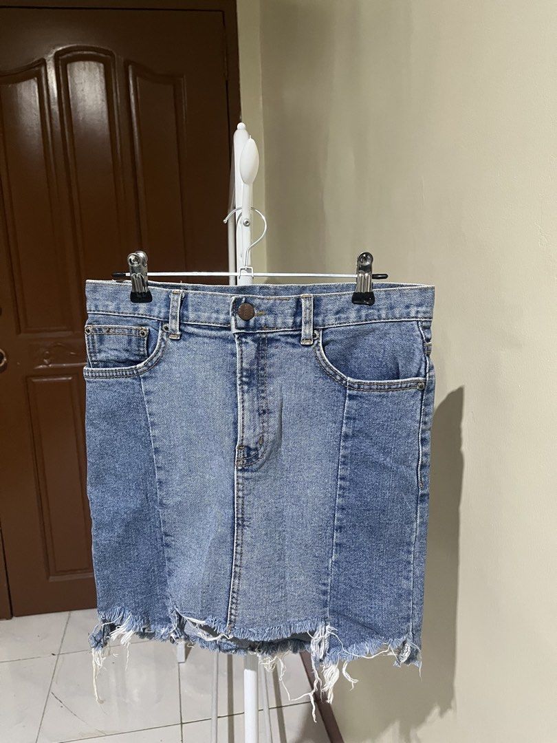 Denim Skirt (Category: Skirts) located in Manila. Submitted by msmarison (Listing ID 1425379659, Image 1). Description: 🌷 Decluttering 🌷 Denim Skirt • Size: 25–26 • Length: 14 inches 📍 Location: Lipa, Batangas 📦 Shipping: Available via J&T Express Note: Personally used; most items were worn only once or twice. 💌 Interested? Send me a DM here or on IG: @msmarison (black top profile)..