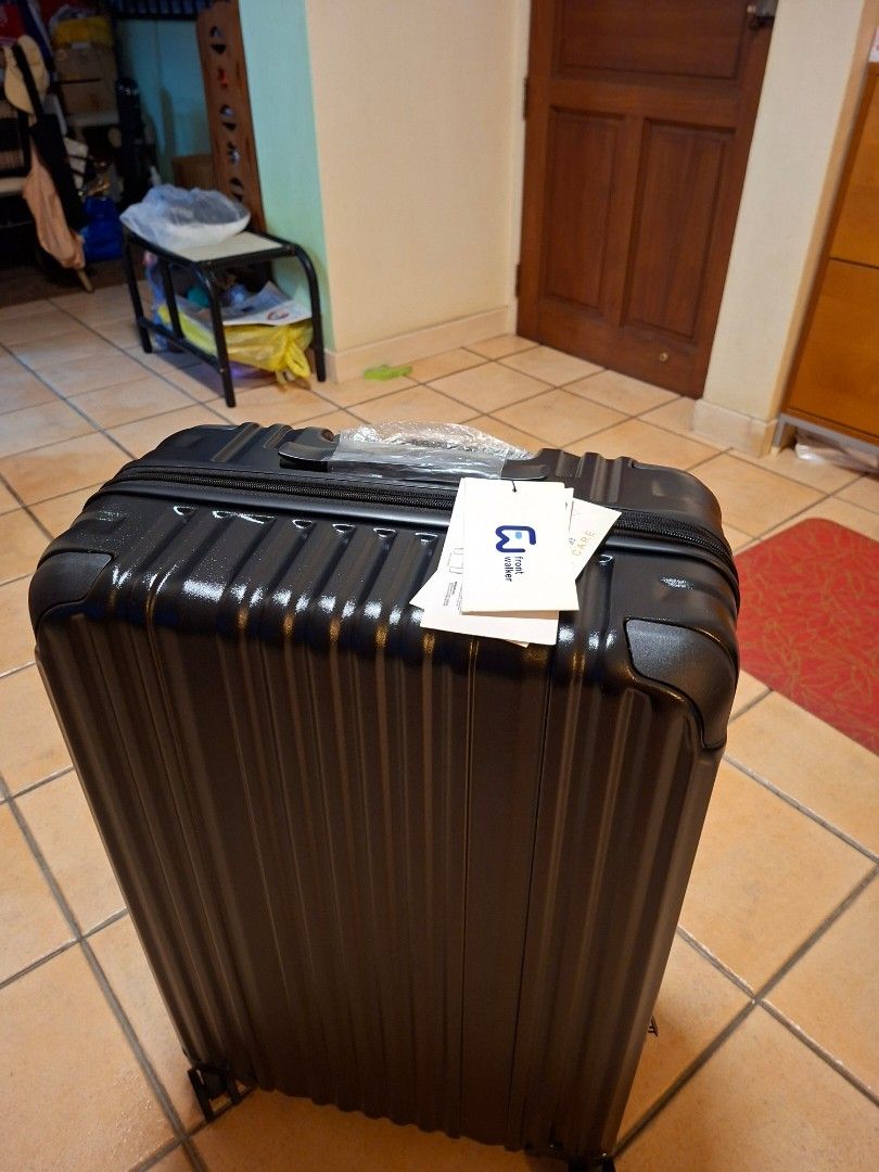 Expandable Luggage (Category: Luggage) located in Singapore. Submitted by rachlai0718.1 (Listing ID 1425367341, Image 2). Description: Brand New 28" Expandable Luggage.Good deal at $88..