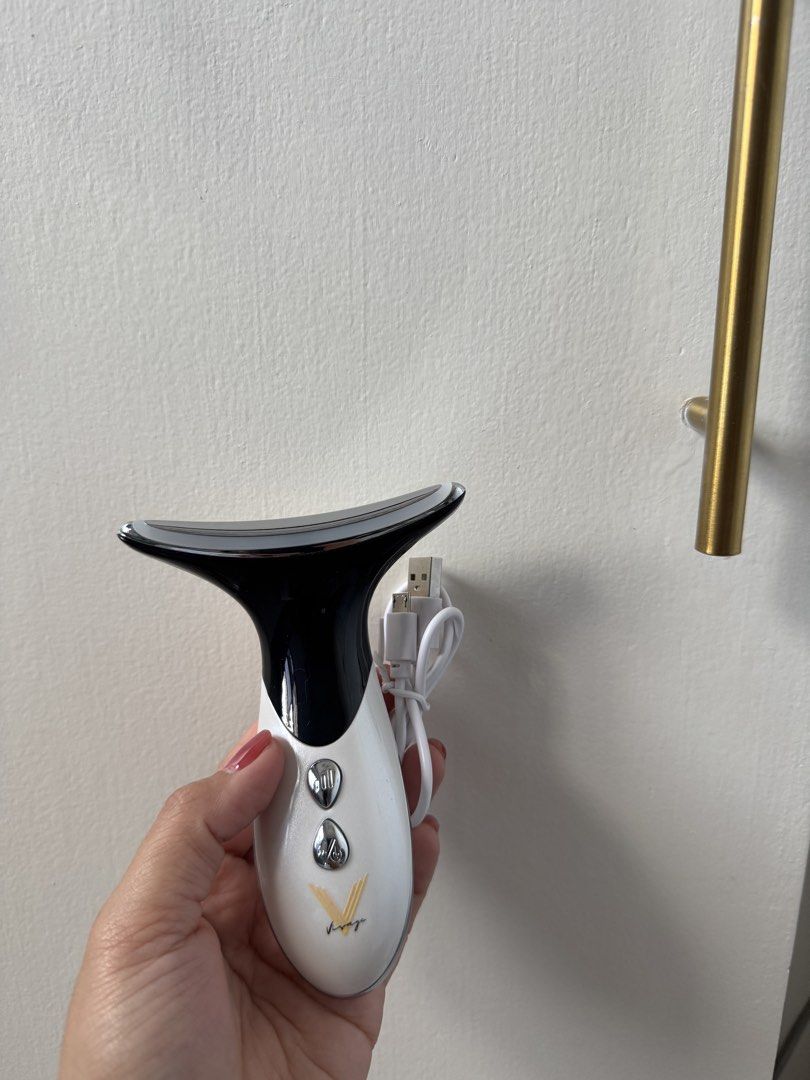 Face and neck lifter (Category: Face Care) located in Muntinlupa City. Submitted by Tins_preloved (Listing ID 1425330394, Image 2). Description: Hugis Bigas Face Tool. still in good condition. Perfect for facial massage and relaxing at home. Extra unit lang mga mii – ready to let go! With free serum .